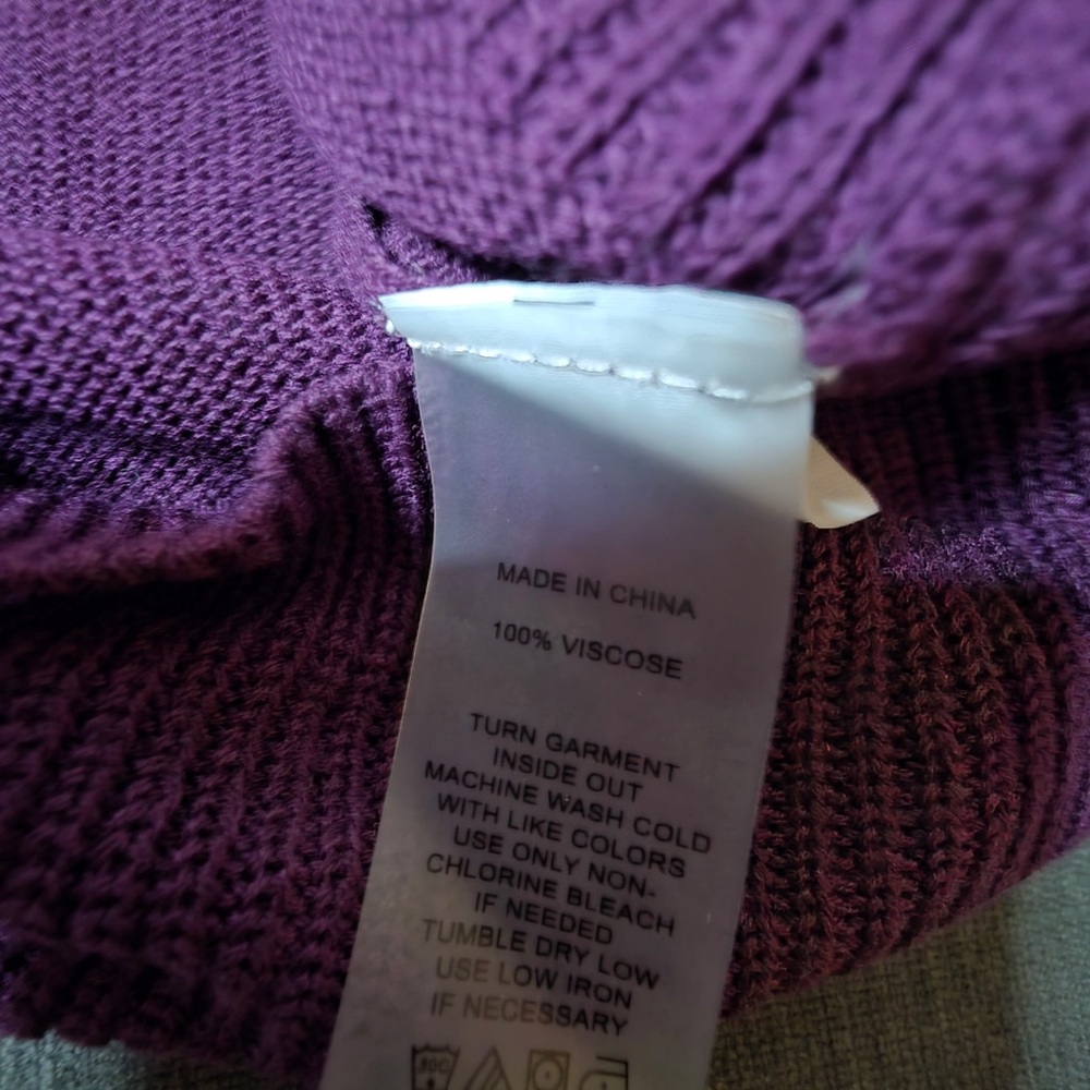 Vince Camuto Women’s Drop Shoulder Purple “winter bloom” V-Neck Sweater size: XS - Picture 4 of 5